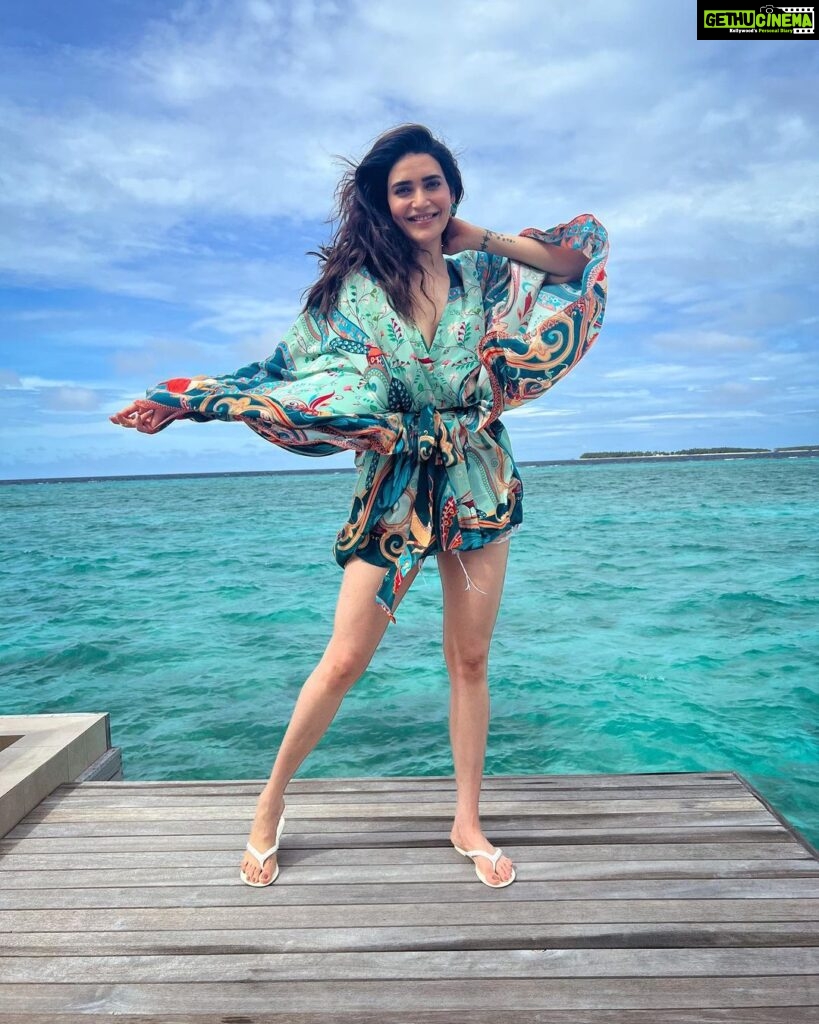 Karishma Tanna Instagram - Maldives 🇲🇻 @baglioniresortmaldives @goinmyway_travels Outfit by @limerickofficial @amigos.rizwan Stylist @shrushti_216 #travel #love #beach #mood #maldives
