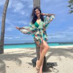 Karishma Tanna Instagram - Maldives 🇲🇻 @baglioniresortmaldives @goinmyway_travels Outfit by @limerickofficial @amigos.rizwan Stylist @shrushti_216 #travel #love #beach #mood #maldives