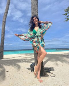 Karishma Tanna Instagram - Maldives 🇲🇻 @baglioniresortmaldives @goinmyway_travels Outfit by @limerickofficial @amigos.rizwan Stylist @shrushti_216 #travel #love #beach #mood #maldives