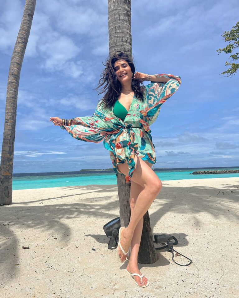 Karishma Tanna Instagram - Maldives 🇲🇻 @baglioniresortmaldives @goinmyway_travels Outfit by @limerickofficial @amigos.rizwan Stylist @shrushti_216 #travel #love #beach #mood #maldives