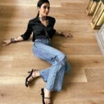 Karishma Tanna Instagram - When the flooring is so good , it’s fun to shoot 😎 Thanku @squarefootindia for the wooden flooring. Love my house a lil more ❤️