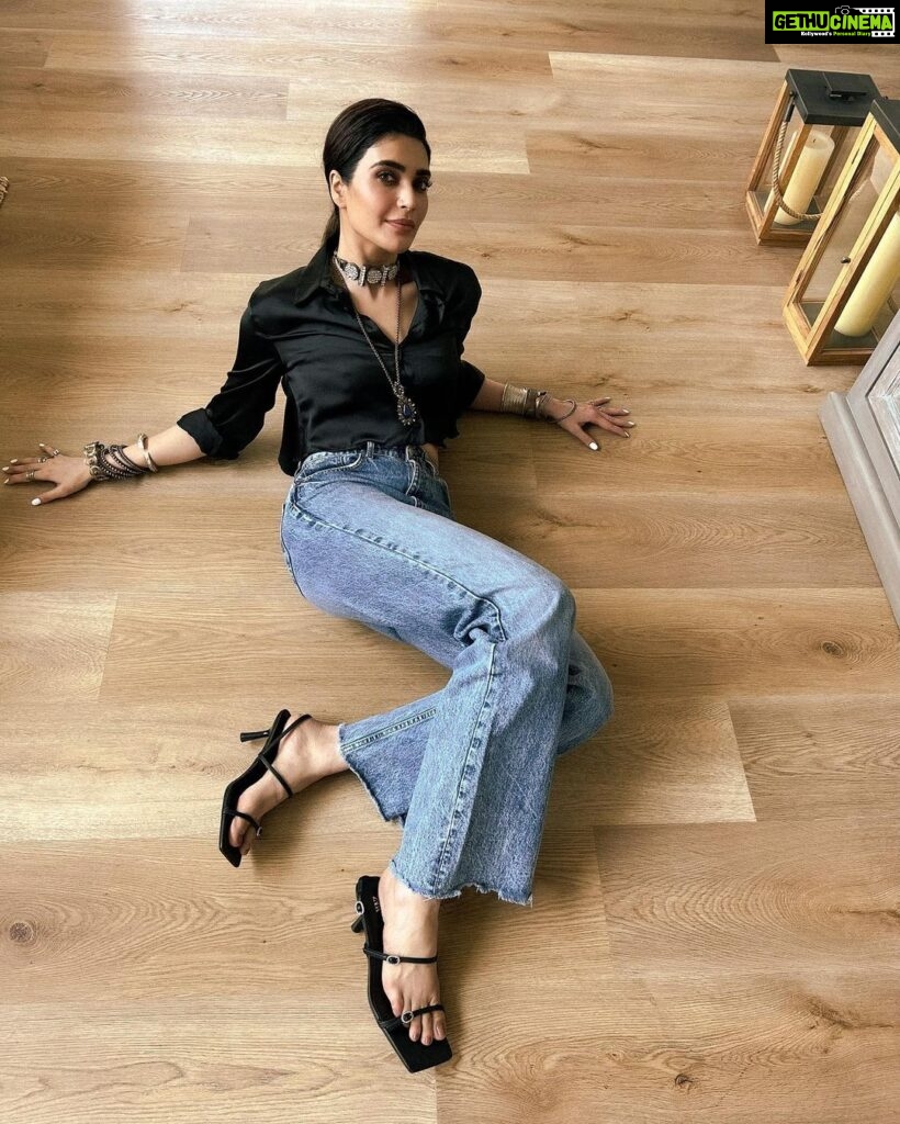 Karishma Tanna Instagram - When the flooring is so good , it’s fun to shoot 😎 Thanku @squarefootindia for the wooden flooring. Love my house a lil more ❤️