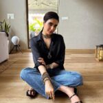 Karishma Tanna Instagram - When the flooring is so good , it’s fun to shoot 😎 Thanku @squarefootindia for the wooden flooring. Love my house a lil more ❤️