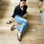 Karishma Tanna Instagram - When the flooring is so good , it’s fun to shoot 😎 Thanku @squarefootindia for the wooden flooring. Love my house a lil more ❤️