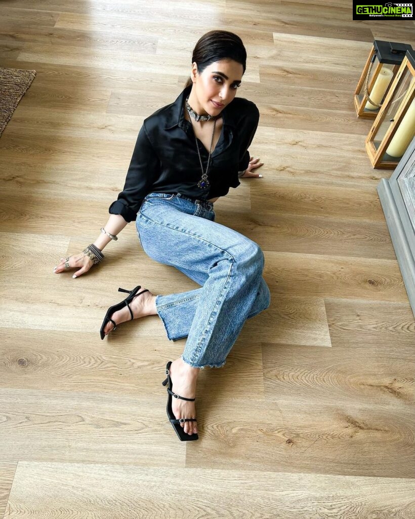 Karishma Tanna Instagram - When the flooring is so good , it’s fun to shoot 😎 Thanku @squarefootindia for the wooden flooring. Love my house a lil more ❤️