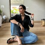 Karishma Tanna Instagram - When the flooring is so good , it’s fun to shoot 😎 Thanku @squarefootindia for the wooden flooring. Love my house a lil more ❤️