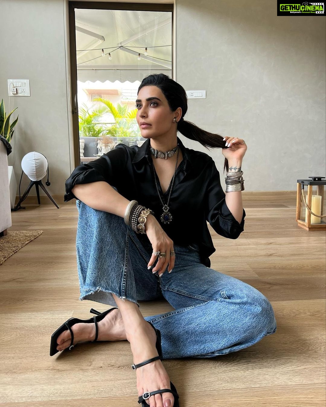 Karishma Tanna Instagram - When the flooring is so good , it’s fun to shoot 😎 Thanku @squarefootindia for the wooden flooring. Love my house a lil more ❤️