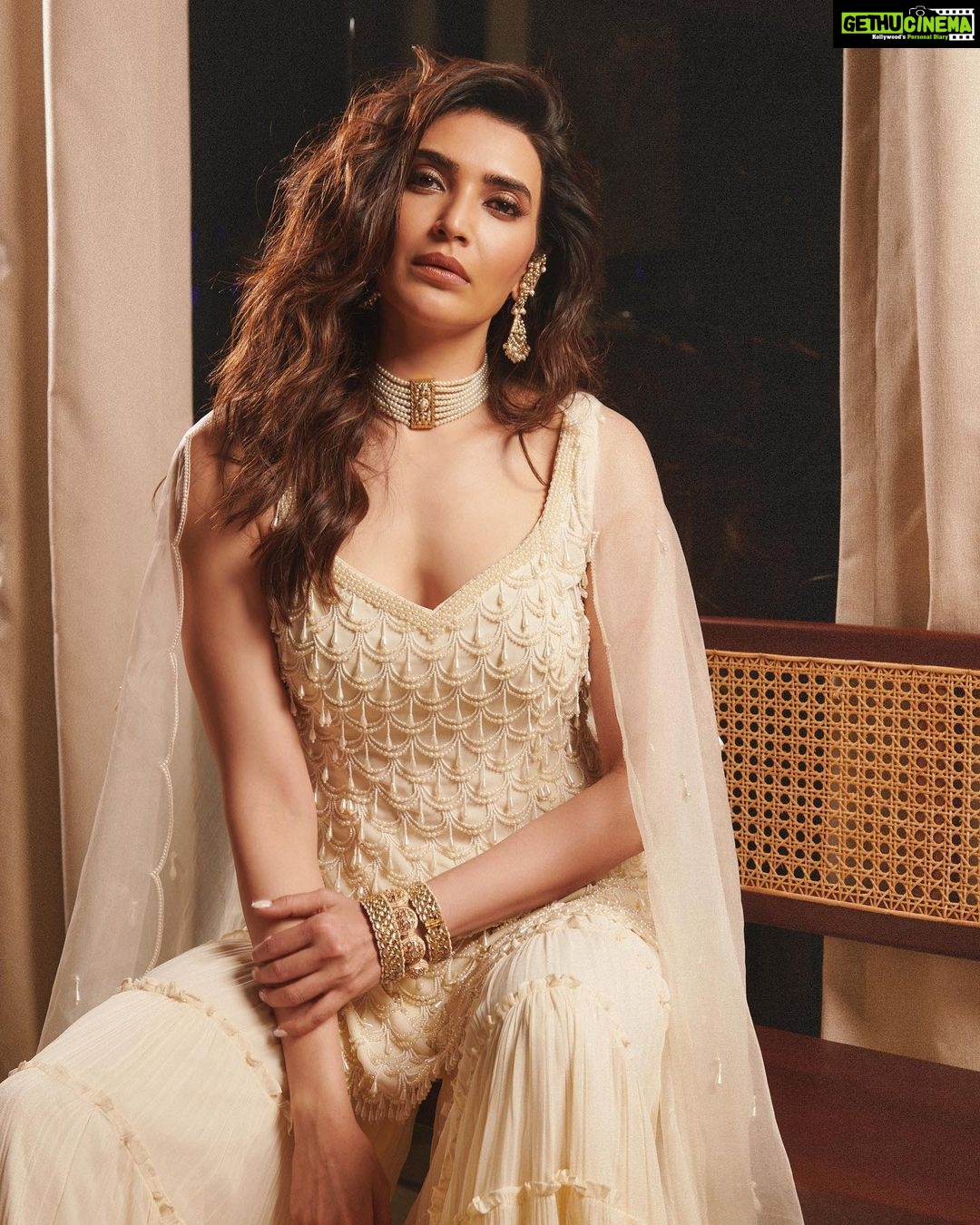 Karishma Tanna Instagram - π€π€ . . . . Outfit- @jbyjannat Jewellery- @minerali_store @koharbykanika @aquamarine_jewellery Hair- @shefali_hairstylist.81 Styled by- @sukritigrover Assisted by- @vanigupta.23 Photographer- @visualaffairs_va