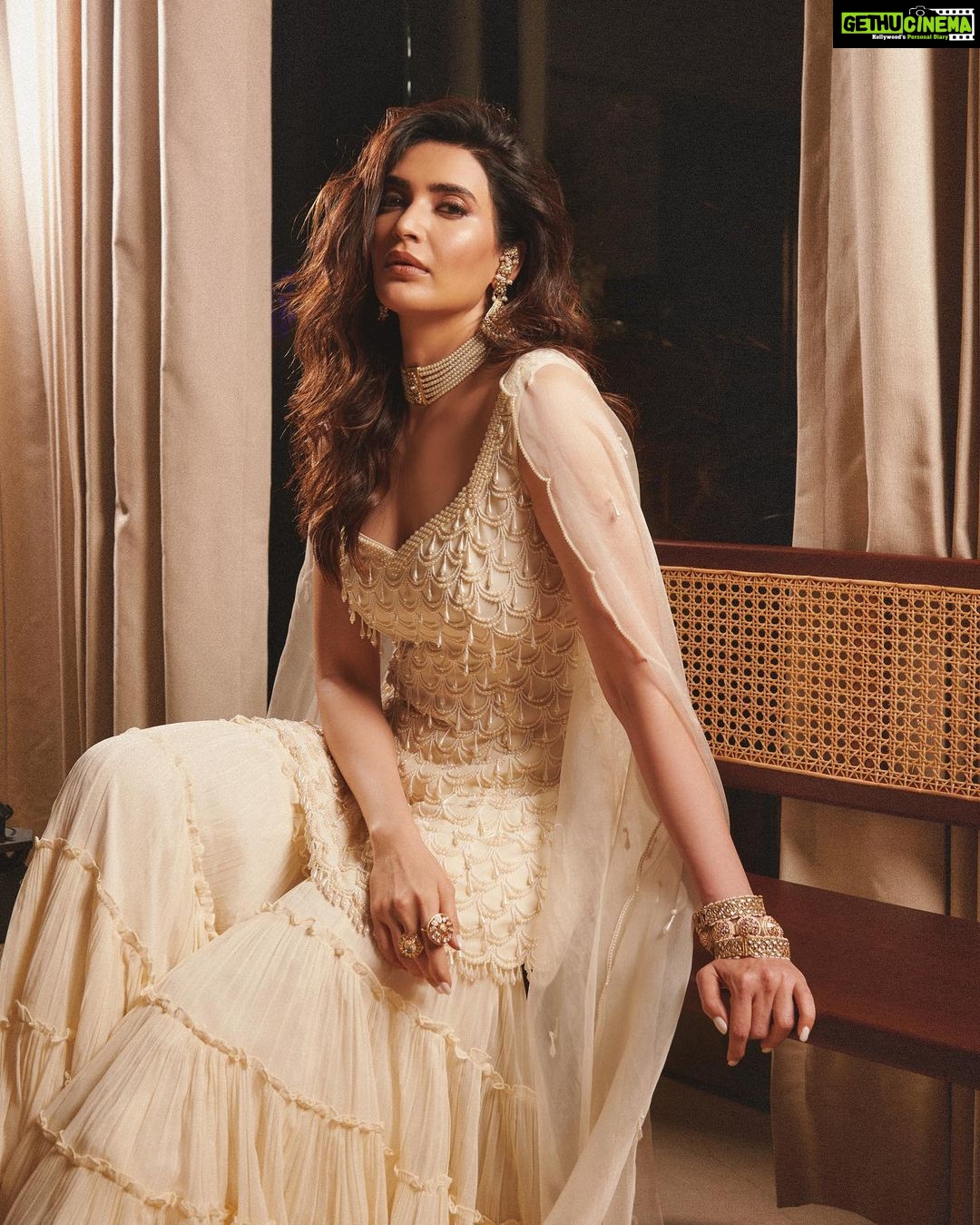 Karishma Tanna Instagram - π€π€ . . . . Outfit- @jbyjannat Jewellery- @minerali_store @koharbykanika @aquamarine_jewellery Hair- @shefali_hairstylist.81 Styled by- @sukritigrover Assisted by- @vanigupta.23 Photographer- @visualaffairs_va