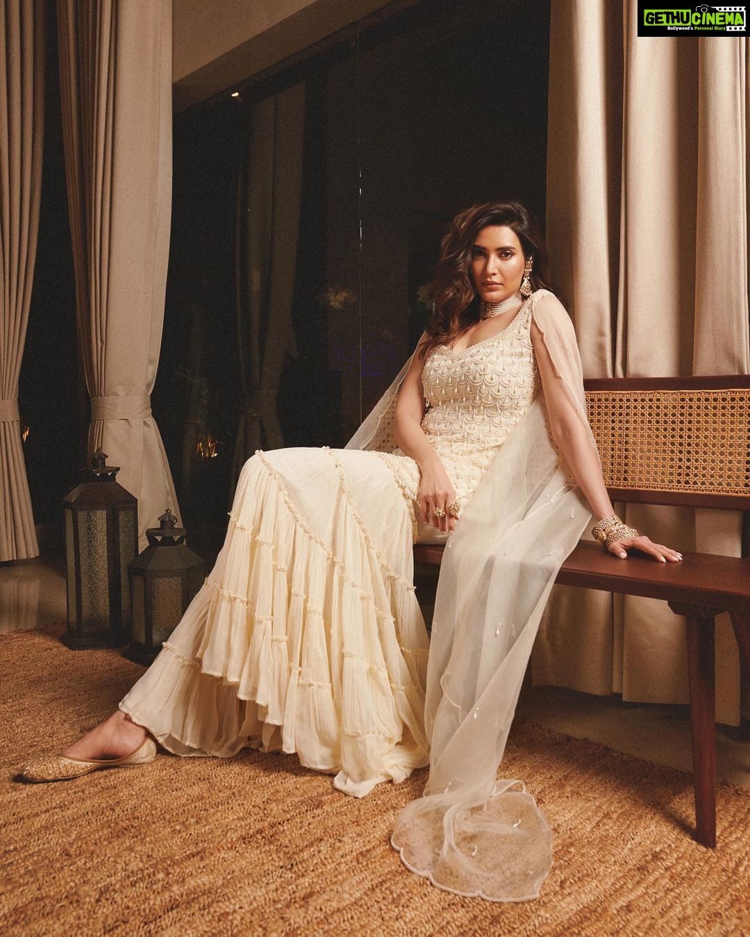 Karishma Tanna Instagram - π€π€ . . . . Outfit- @jbyjannat Jewellery- @minerali_store @koharbykanika @aquamarine_jewellery Hair- @shefali_hairstylist.81 Styled by- @sukritigrover Assisted by- @vanigupta.23 Photographer- @visualaffairs_va