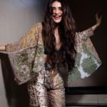 Karishma Tanna Instagram – Hey you! Yes you!!!

#vibe #weekend #love #potd #mood 

Click by @akshayphotoartist 
Hair @shefali_hairstylist.81
