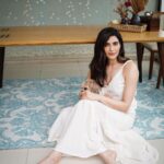 Karishma Tanna Instagram - Sunday feels ❤️ Thanku @theblueknotofficial for makin my space look vibrant and beautiful 🤩 #potd #love #mood #koko #mommy