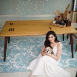 Karishma Tanna Instagram – Sunday feels ❤️

Thanku @theblueknotofficial for makin my space look vibrant and beautiful 🤩 

#potd #love #mood #koko #mommy
