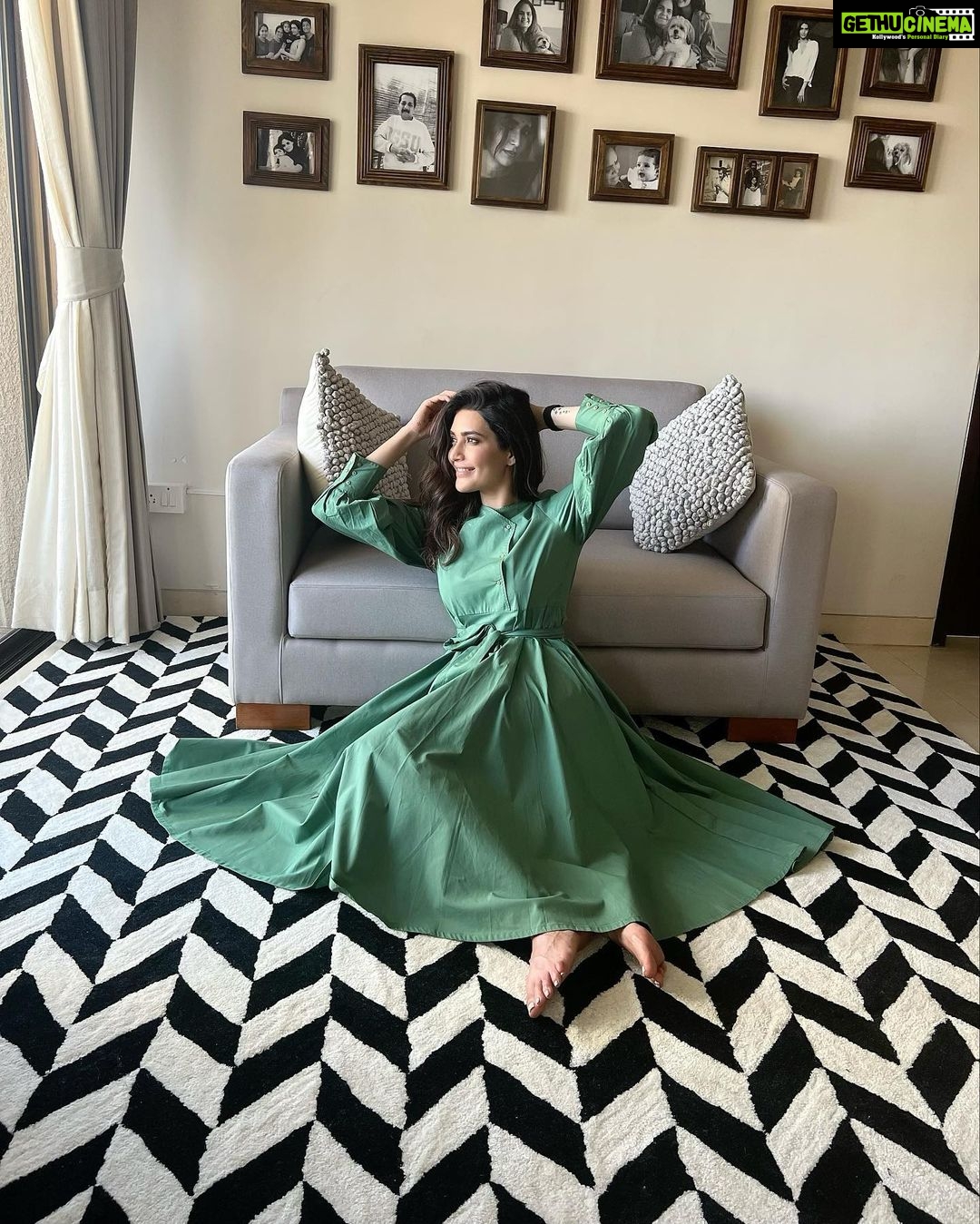 Karishma Tanna Instagram - Sunday 🧡 In love with these amaze carpets from my fav @humminghaus The products , quality and the service is just wow❤️ Thanku for making my house look gorgeous. Outfit by @chhavviaggarwalofficial #sunday #potd #love