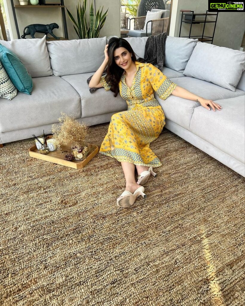 Karishma Tanna Instagram - Sunday 🧡 In love with these amaze carpets from my fav @humminghaus The products , quality and the service is just wow❤️ Thanku for making my house look gorgeous. Outfit by @chhavviaggarwalofficial #sunday #potd #love