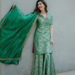 Karishma Tanna Instagram – Hare rang pe na itna …….😜

#mehendi #Indian #look #love #potd 

Outfit by @raw_mango
Jewellery @parekh_ornaments 
Styled by @shrushti_216 
Make up @ownyourlook_manitasinghania 
Hair @sujata_1810 
Pics by @epicstories.in
