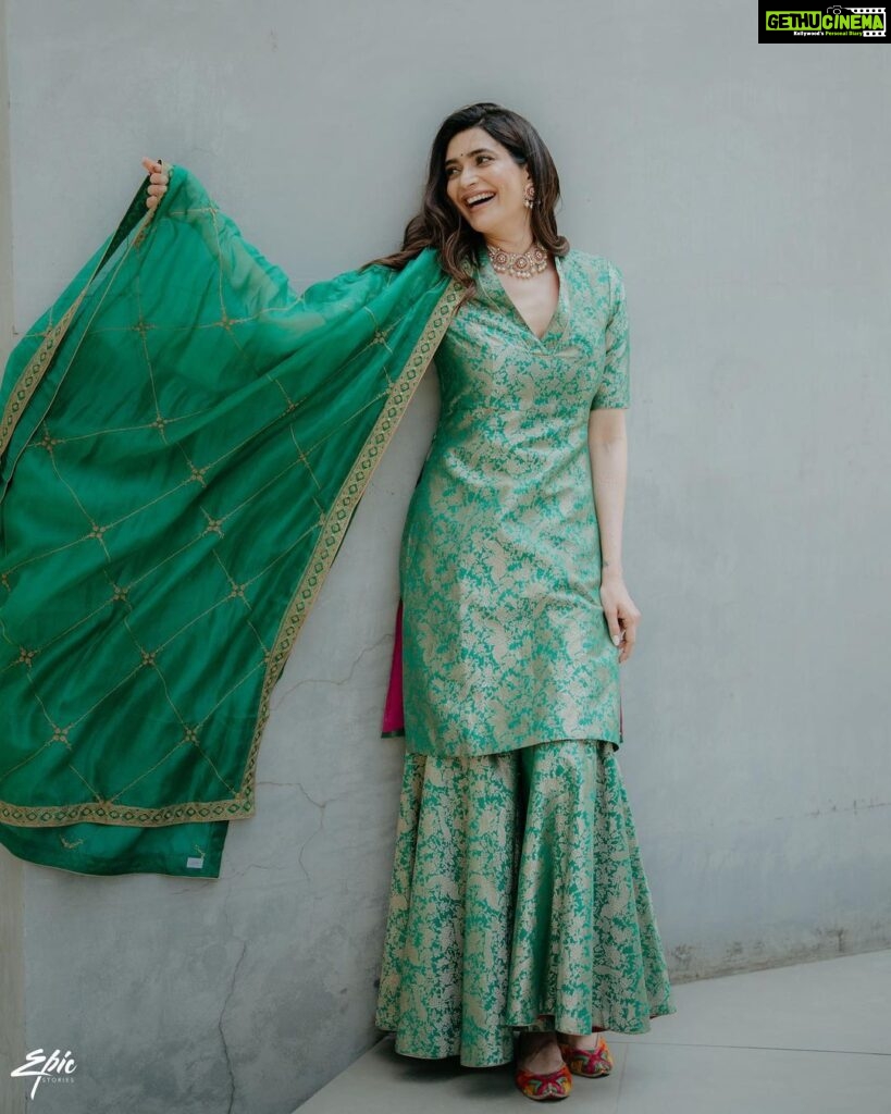 Karishma Tanna Instagram - Hare rang pe na itna …….😜 #mehendi #Indian #look #love #potd Outfit by @raw_mango Jewellery @parekh_ornaments Styled by @shrushti_216 Make up @ownyourlook_manitasinghania Hair @sujata_1810 Pics by @epicstories.in
