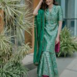 Karishma Tanna Instagram – Hare rang pe na itna …….😜

#mehendi #Indian #look #love #potd 

Outfit by @raw_mango
Jewellery @parekh_ornaments 
Styled by @shrushti_216 
Make up @ownyourlook_manitasinghania 
Hair @sujata_1810 
Pics by @epicstories.in