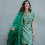 Karishma Tanna Instagram – Hare rang pe na itna …….😜
#mehendi #Indian #look #love #potd
Outfit by @raw_mango
Jewellery @parekh_ornaments
Styled by @shrushti_216
Make up @ownyourlook_manitasinghania
Hair @sujata_1810
Pics by @epicstories.in