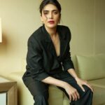 Karishma Tanna Instagram – I look at you looking at me 🖤
 
Click by @nikhilshenoyphoto 
Hair @swapnilkashid_ 
Make up @suprabha_jadhav 
Stylist @costumesbyneha 

Earrings  @meraki.mumbai
Neckpieces- @voycejewellery 
Outfit – @qua.clothing 

#potd #black #mood #instagram #explore JW Marriott Mumbai Sahar