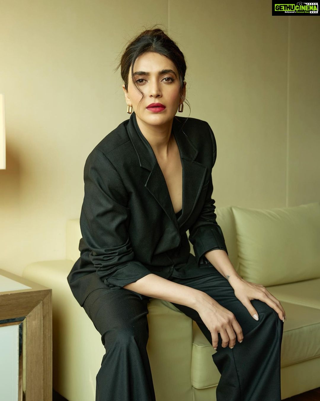 Karishma Tanna Instagram - I look at you looking at me 🖤 Click by @nikhilshenoyphoto Hair @swapnilkashid_ Make up @suprabha_jadhav Stylist @costumesbyneha Earrings @meraki.mumbai Neckpieces- @voycejewellery Outfit - @qua.clothing #potd #black #mood #instagram #explore JW Marriott Mumbai Sahar