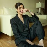 Karishma Tanna Instagram – I look at you looking at me 🖤
Click by @nikhilshenoyphoto
Hair @swapnilkashid_
Make up @suprabha_jadhav
Stylist @costumesbyneha
Earrings @meraki.mumbai
Neckpieces- @voycejewellery
Outfit – @qua.clothing
#potd #black #mood #instagram #explore JW Marriott Mumbai Sahar