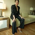 Karishma Tanna Instagram – I look at you looking at me 🖤
Click by @nikhilshenoyphoto
Hair @swapnilkashid_
Make up @suprabha_jadhav
Stylist @costumesbyneha
Earrings @meraki.mumbai
Neckpieces- @voycejewellery
Outfit – @qua.clothing
#potd #black #mood #instagram #explore JW Marriott Mumbai Sahar