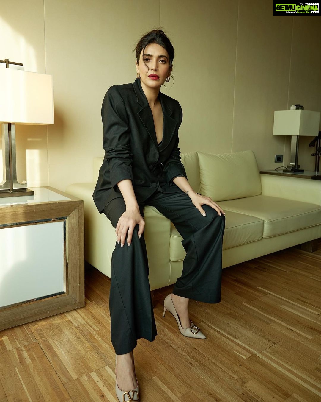 Karishma Tanna Instagram - I look at you looking at me 🖤 Click by @nikhilshenoyphoto Hair @swapnilkashid_ Make up @suprabha_jadhav Stylist @costumesbyneha Earrings @meraki.mumbai Neckpieces- @voycejewellery Outfit - @qua.clothing #potd #black #mood #instagram #explore JW Marriott Mumbai Sahar