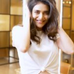 Karishma Tanna Instagram - #AD Constant heat styling had left my hair completely damaged and lifeless. That’s when my hairdresser from @geetanjalisalon suggested the personalised Serie Expert treatment by @lorealpro He did a diagnosis and recommended the Deep Nourishing treatment for my dry and damaged hair. They used the Absolut Repair range along with the Vitamino Color Shine Sealer, to lock in the treatment and give long lasting results. Got myself the retail range to take care of my hair even at home. Definitely recommend you to visit your nearest @lorealpro salon & get your personalised L’Oréal Professionnel Serie Expert treatment! @lorealpro @lorealpro_education_india @geetanjalisalon #geetanjalisalons #SerieExpert #HairCareTreatment #LorealProfIndia