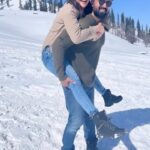 Karishma Tanna Instagram - ❤️ @varun_bangera 🥰 #love #travel #snow #kashmir #gulmarg #explore