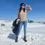 Karishma Tanna Instagram - Love ❤️ #kashmir #gulmarg #travel Sweater @pankhclothing @stylebysaachivj