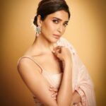 Karishma Tanna Instagram - Forever a saree girl 😬🥰 Congratulations @deannepanday and the family 🧡 Outfit- @sawangandhiofficial Jewellery- @anmoljewellers @karishma.joolry HMU- @sujata_1810 @makeupbyvishakha Styled by @sukritigrover Team @simrankumar19 Photographer- @visualaffairs_va #saree #love #mood #potd #instagram #Indian #wedding