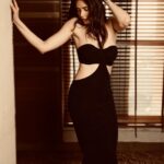 Karishma Tanna Instagram - 🖤 Click by @nikhilshenoyphoto Make up @suprabha_jadhav Hair @swapnilkashid_ Outfit @ahiclothing Styled by @costumesbyneha PR @sonyashaikh Jewellery @voycejewellery @squbepr Hotel @jwsahar JW Marriott Mumbai Sahar