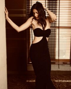 Karishma Tanna Instagram - 🖤

Click by @nikhilshenoyphoto 
Make up @suprabha_jadhav 
Hair @swapnilkashid_ 
Outfit @ahiclothing
Styled by @costumesbyneha 
PR @sonyashaikh
Jewellery @voycejewellery 
@squbepr
  Hotel @jwsahar