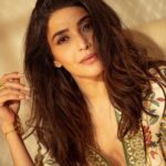 Karishma Tanna Instagram - Say Hey 😎 Photographer - @deepak_das_photography Outfit @rannagill Styled by- @ananyaarora2013 Assisted by- @__hitankshi Makeup by -@makeupbyvishakha Hair- @sujata_1810 Location courtesy- @sofitelmumbaibkc @theboltpr Sofitel Mumbai BKC
