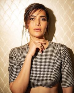 Karishma Tanna Instagram - Happy Sunday 🖤 📸 @deepak_das_photography Styled by- @ananyaarora2013 Assisted by- @__hitankshi Outfit by- @poojabagariaofficial Earrings- @blingthingstore Makeup by -@makeupbyvishakha Hair- @sujata_1810 Location courtesy- @sofitelmumbaibkc Concept- @theboltpr