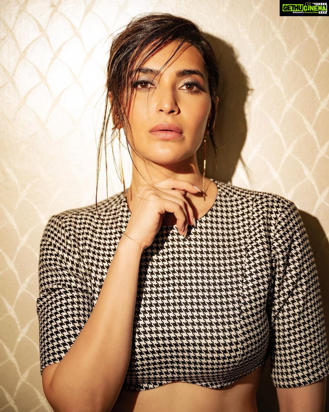 Karishma Tanna - 375.9K Likes - Happy Sunday 🖤
📸 @deepak_das_photography
Styled by- @ananyaarora2013
Assisted by- @__hitankshi
Outfit by- @poojabagariaofficial
Earrings- @blingthingstore
Makeup by -@makeupbyvishakha
Hair- @sujata_1810
Location courtesy- @sofitelmumbaibkc
Concept- @theboltpr