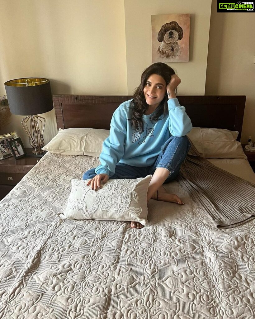 Karishma Tanna Instagram - Boo 👻 #potd #mood #laze #love #instagram #explore Thanku for the Bedcover set @houmnindia ❤️ Jumper @srstore09