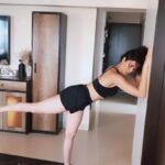 Karishma Tanna Instagram - Home lower body workout for people who are lazy to go to the gym. No excuses. Get up and get going. Boom 💥 #reels #reelsinstagram #karishmatanna #trending