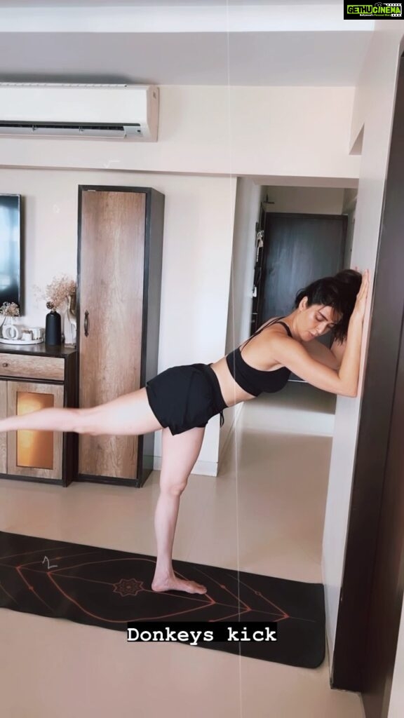 Karishma Tanna Instagram - Home lower body workout for people who are lazy to go to the gym. No excuses. Get up and get going. Boom 💥 #reels #reelsinstagram #karishmatanna #trending