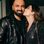 Karishma Tanna Instagram - Merry Christmas to all of you 🎄🎉 🧑‍🎄 From US ❤️🥳 @varun_bangera #potd #merrychristmas #love #december #mood