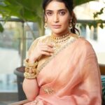 Karishma Tanna Instagram - Hello Monday ❤️ #potd #love #mood #karishmatanna #instagram Saree by @raw_mango Jewellery by @razwada.jewels @amigos.rizwan Styled by @shrushti_216 Hair by @deepalid10 📸 @harsh__mevada