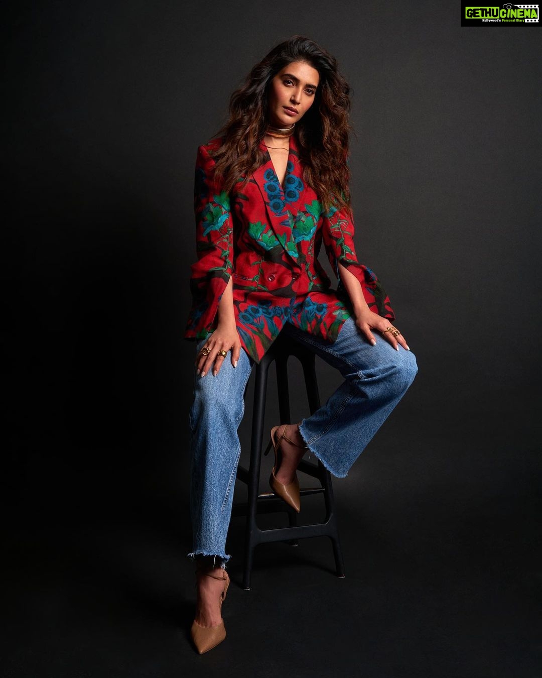 Karishma Tanna Instagram - ❤️ . . . . Blazer- @ekastories.store Jewellery- @rheakapoor x @pipabella @e3kjewelery Make up @aafreenmakeupandhair Hair @shefali_hairstylist.81 Styled by- @sukritigrover Styling Team- @vanigupta.23 @simrankumar19 Click by @akshay_26