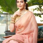 Karishma Tanna Instagram - Hello Monday ❤️ #potd #love #mood #karishmatanna #instagram Saree by @raw_mango Jewellery by @razwada.jewels @amigos.rizwan Styled by @shrushti_216 Hair by @deepalid10 📸 @harsh__mevada