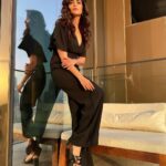 Karishma Tanna Instagram - Perfect lighting , let’s pose 🤓🤦‍♀️😎 #potd #dubai #karishmatanna #explore