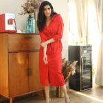 Karishma Tanna Instagram - Red alert ‼️ . . . . . Make up @makeupbyvishakha Hair @shefali_hairstylist.81 Outfit- @_huemn Jewellery- @rheakapoor x @pipabella @iblamebeads @tanzire.co Styled by- @sukritigrover Styling Team- @vanigupta.23 @simrankumar19 📸 by @amey_ghatge #scoop #netflix #potd #red #karishmatanna #explore