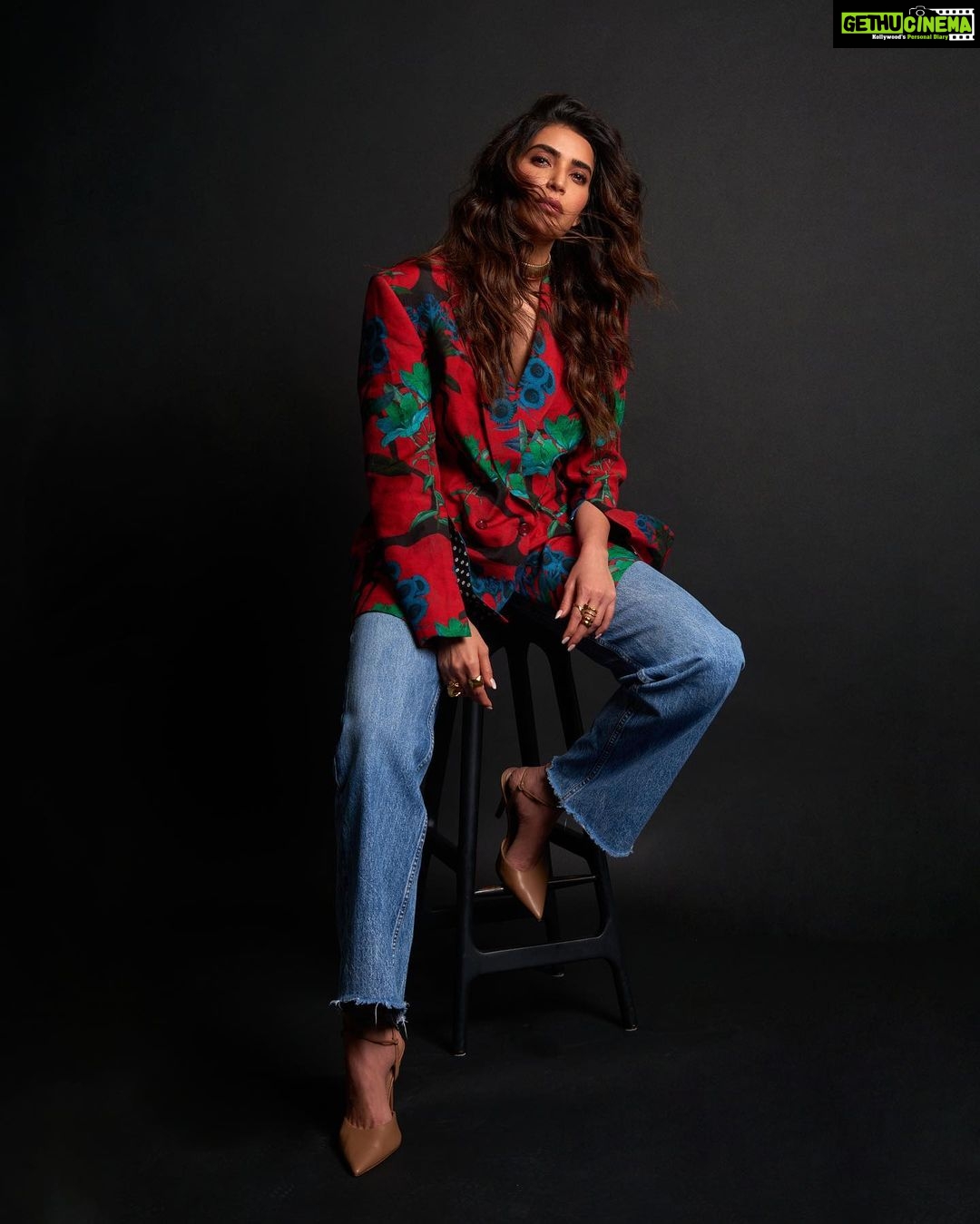 Karishma Tanna Instagram - ❤️ . . . . Blazer- @ekastories.store Jewellery- @rheakapoor x @pipabella @e3kjewelery Make up @aafreenmakeupandhair Hair @shefali_hairstylist.81 Styled by- @sukritigrover Styling Team- @vanigupta.23 @simrankumar19 Click by @akshay_26