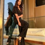 Karishma Tanna Instagram - Perfect lighting , let’s pose 🤓🤦‍♀️😎 #potd #dubai #karishmatanna #explore