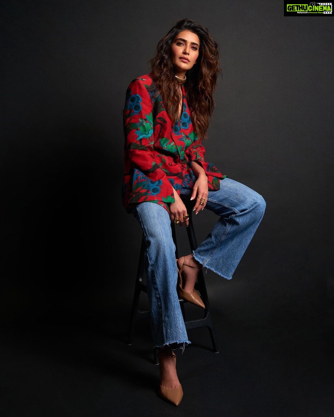 Karishma Tanna Instagram - ❤️ . . . . Blazer- @ekastories.store Jewellery- @rheakapoor x @pipabella @e3kjewelery Make up @aafreenmakeupandhair Hair @shefali_hairstylist.81 Styled by- @sukritigrover Styling Team- @vanigupta.23 @simrankumar19 Click by @akshay_26