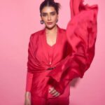 Karishma Tanna Instagram - Pretty in Pink and all 🩷🩷 Promotions for #Scoop @netflix_in Make up @makeupbyvishakha Hair @shefali_hairstylist.81 Outfit- @agunjofficial Jewellery- @sangeetaboochra @aquamarine_jewellery Styled by- @sukritigrover Styling Team- @vanigupta.23 @simrankumar19 Click by @akshay_26 #love #pink #mood #potd #explore #karishmatanna